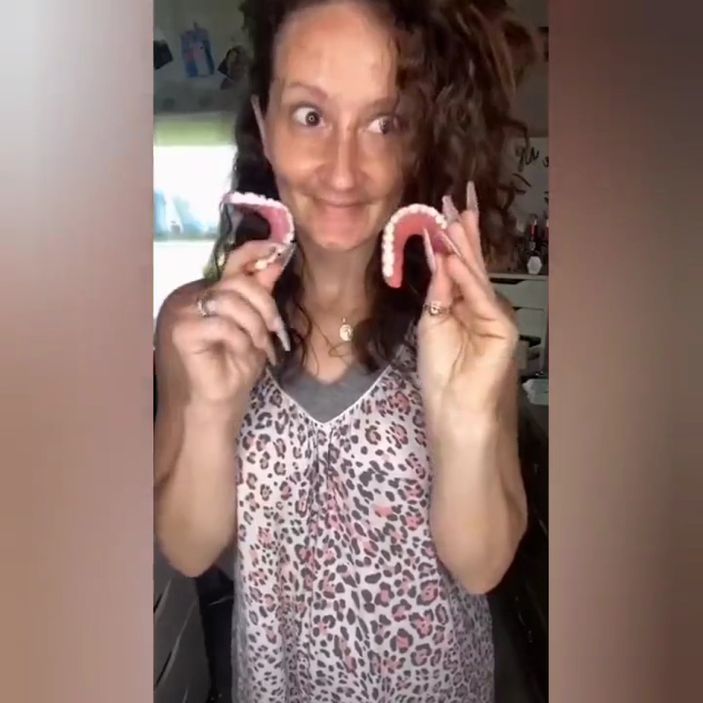 Makyajla kendisini adeta yeniden tasarlayan kadın