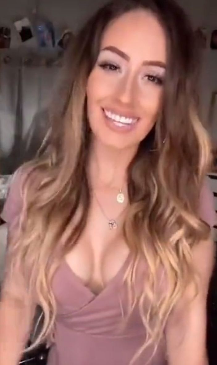 Makyajla kendisini adeta yeniden tasarlayan kadın