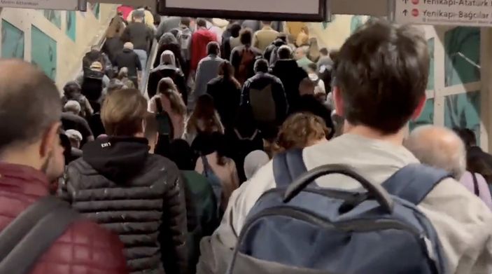 Haliç metro köprüsü üzerinde kablolar yandı, seferler durdu