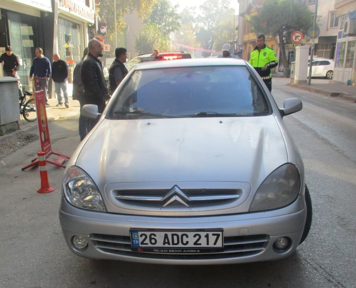 Bursa'da otomobile sinirlenip camına yumruk attı