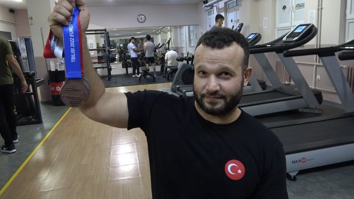 Milli sporcu Uğur Yumuk, yüzmeden sonra halterde de iddialı