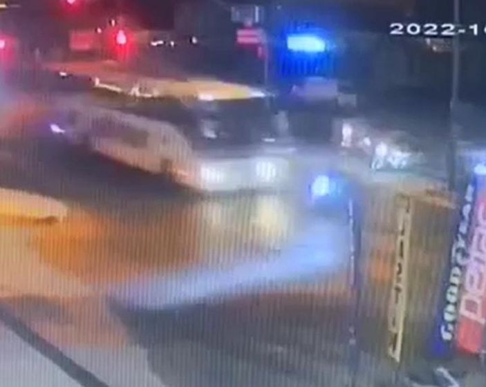 D Kocaeli'de otobüsle çarpışan motosikletlinin öldüğü kaza kamerada