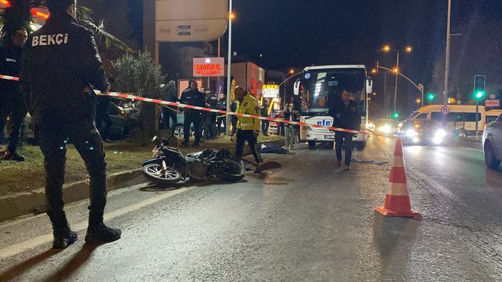 D Kocaeli'de otobüsle çarpışan motosikletlinin öldüğü kaza kamerada