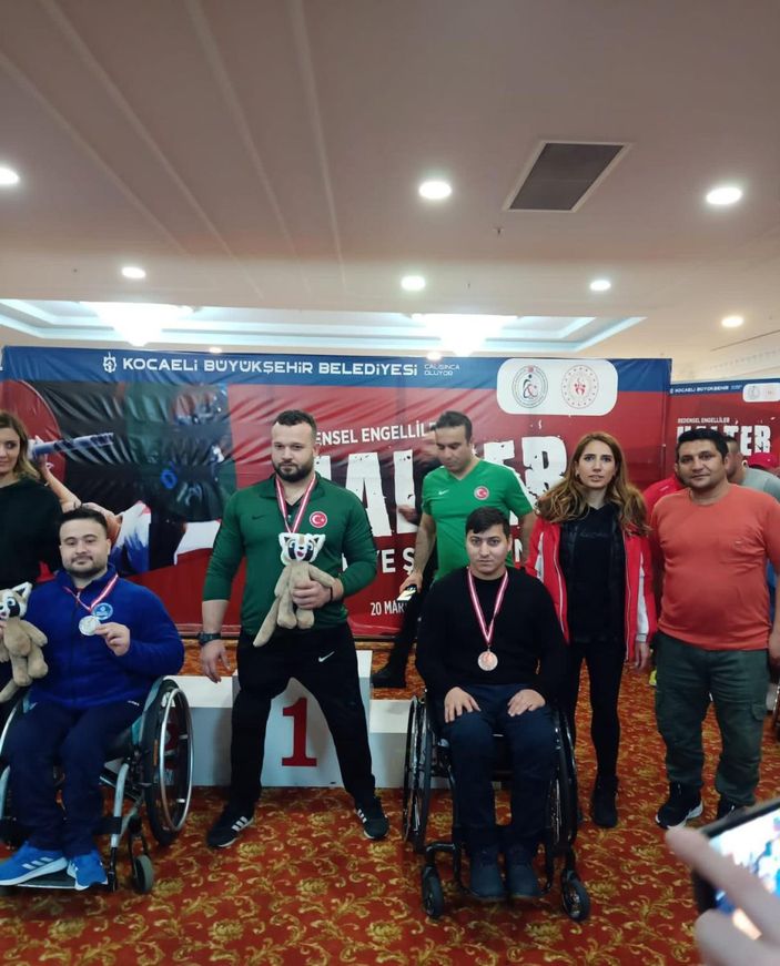 Milli sporcu Uğur Yumuk, yüzmeden sonra halterde de iddialı