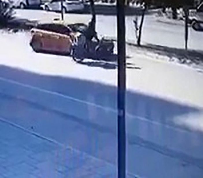 Adana'da ticari taksi bisikletliye çarptı