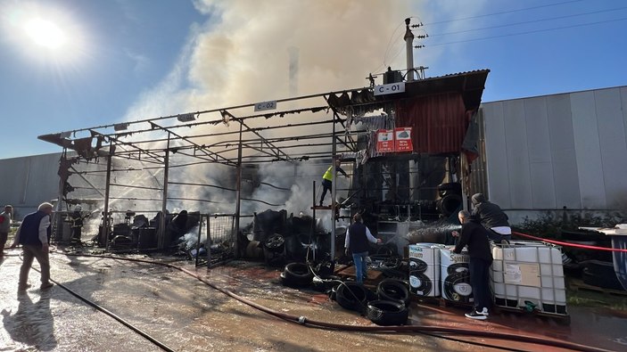 Düzce'de yağ fabrikasında çıkan yangın, yanındaki fabrikaya sıçradı