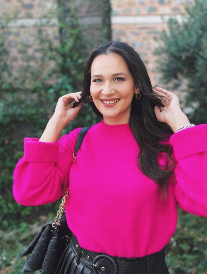 Gülsim Ali mini etekli pozuyla büyüledi! 'Pembe en çok sana yakışıyor'