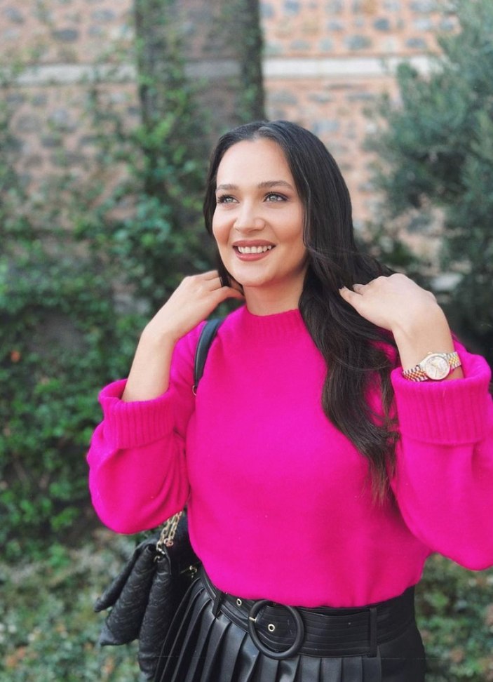 Gülsim Ali mini etekli pozuyla büyüledi! 'Pembe en çok sana yakışıyor'