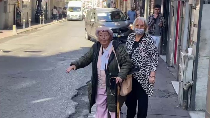 Beyoğlu'nda yolcu seçen taksiciler 2 yaşlı kadını almadı