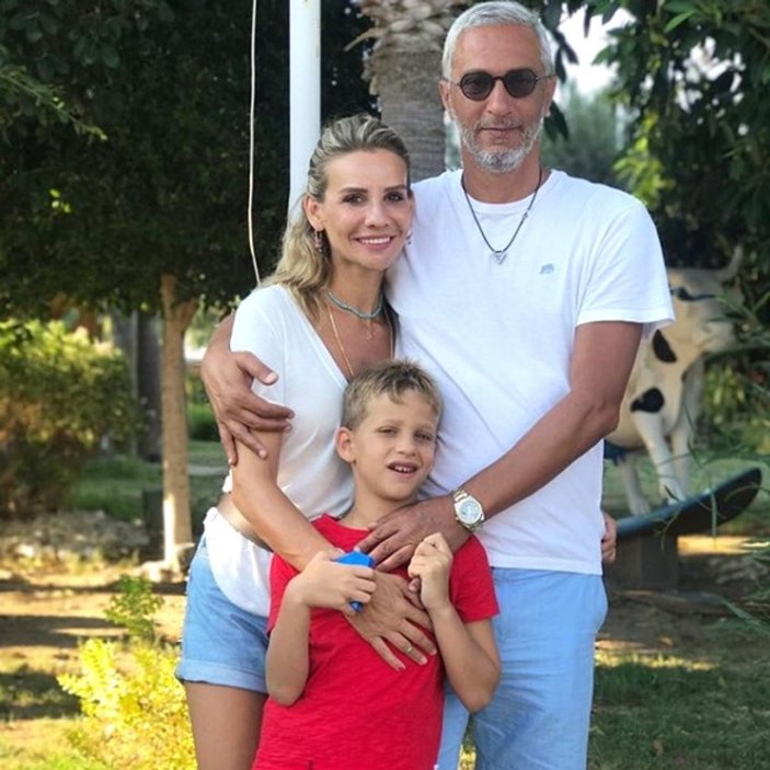 Esra Erol'un Kıvanç Tatlıtuğ'a benzeyen büyük oğlu yakışıklılığıyla parmak ısırttı!