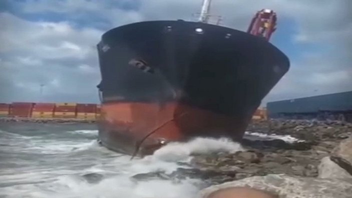 İskenderun’da karaya oturan gemi 7,5 ay sonra yüzdürüldü