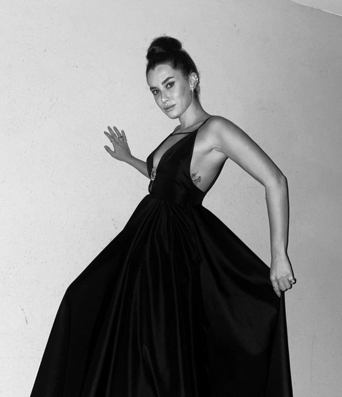 Hande Doğandemir dekolteli pozlarını paylaştı! Takipçileri yorum yağmuruna tuttu! 'Yüreğimize indi'