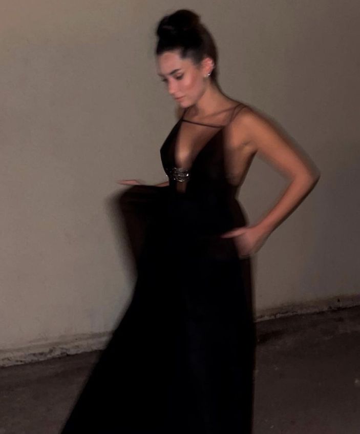 Hande Doğandemir dekolteli pozlarını paylaştı! Takipçileri yorum yağmuruna tuttu! 'Yüreğimize indi'