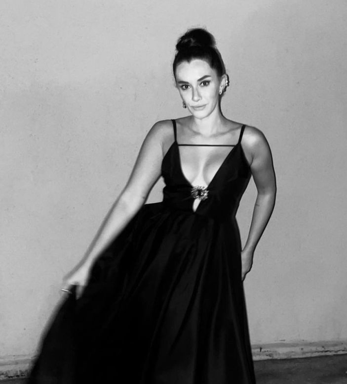 Hande Doğandemir dekolteli pozlarını paylaştı! Takipçileri yorum yağmuruna tuttu! 'Yüreğimize indi'