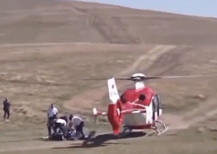 Dağ başında ambulans helikopter gören vatandaşın tepkisi
