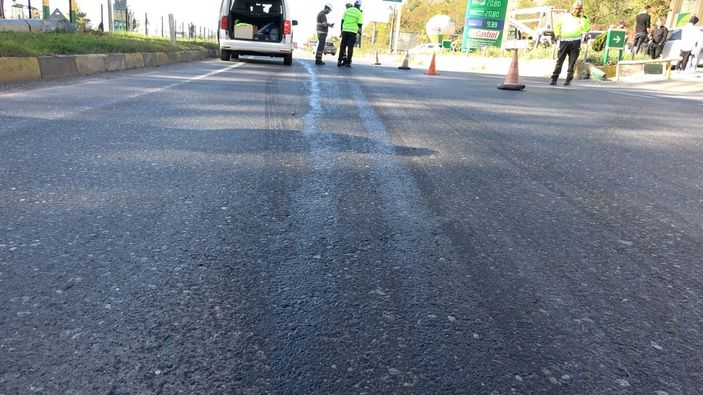 Zonguldak'ta yola yağ dökülünce araç kaza yaptı, 2 kişi yaralandı