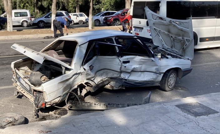 Mersin'deki kazada ortadan bükülen aracın tekeri fırladı
