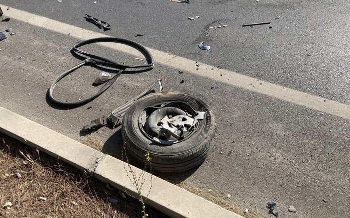 Mersin'deki kazada ortadan bükülen aracın tekeri fırladı