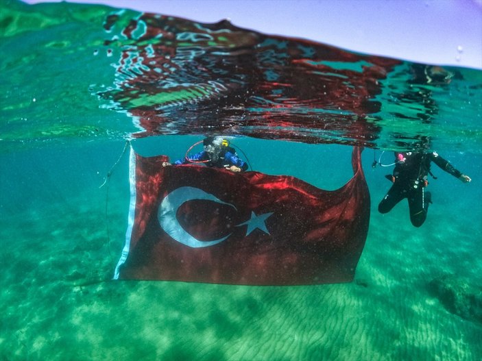 Mersin'de dalgıçlar, su altında Türk bayrağı açtı