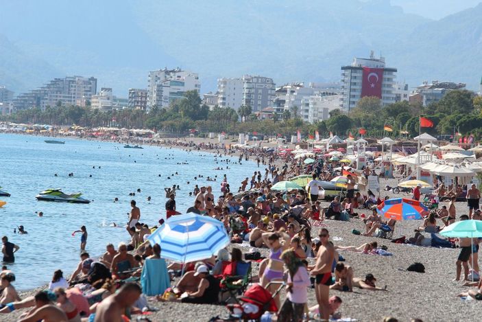 Antalya'da Kasım ayında bitmeyen yaz yoğunluğu