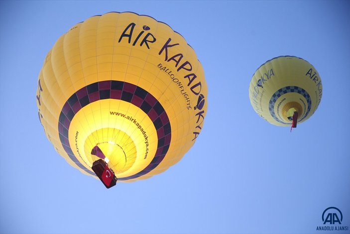 Kapadokya'da balonlar Türk bayrakları ve Atatürk posterleriyle uçtu