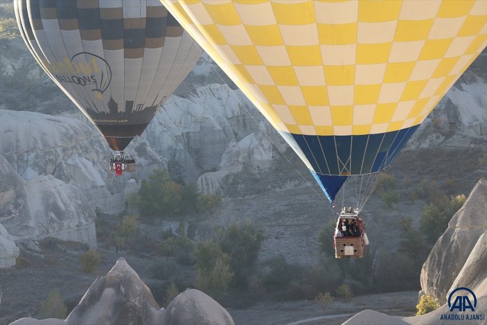 Kapadokya'da balonlar Türk bayrakları ve Atatürk posterleriyle uçtu