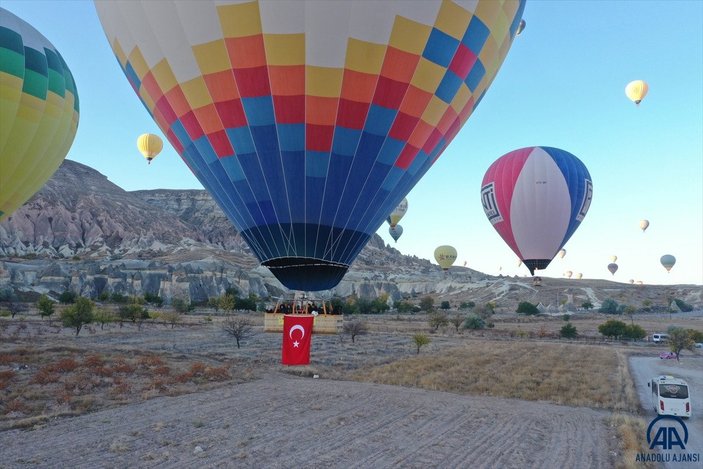 Kapadokya'da balonlar Türk bayrakları ve Atatürk posterleriyle uçtu