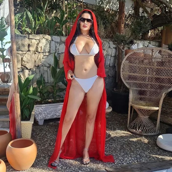 Göğüslerine para sıkıştırıp poz verdi! Fenomen gelin adayı Naz Mila'nın derin göğüs dekolteli pozu olay oldu