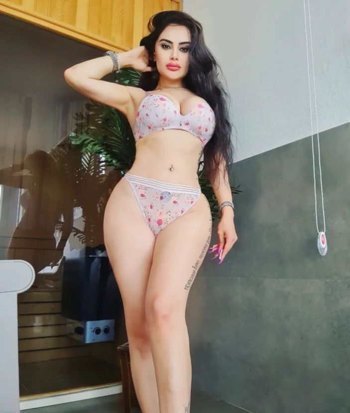 Göğüslerine para sıkıştırıp poz verdi! Fenomen gelin adayı Naz Mila'nın derin göğüs dekolteli pozu olay oldu