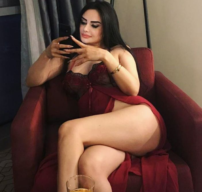 Göğüslerine para sıkıştırıp poz verdi! Fenomen gelin adayı Naz Mila'nın derin göğüs dekolteli pozu olay oldu