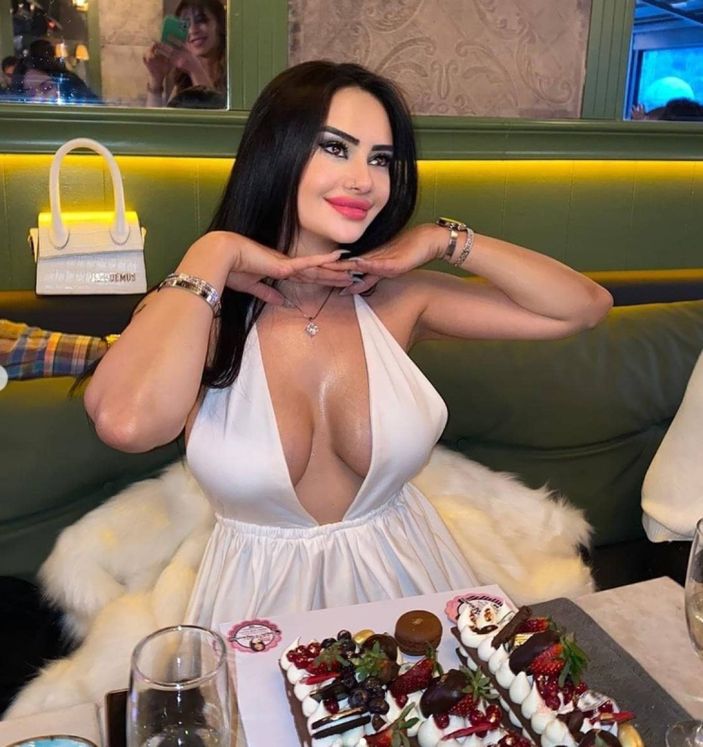 Göğüslerine para sıkıştırıp poz verdi! Fenomen gelin adayı Naz Mila'nın derin göğüs dekolteli pozu olay oldu