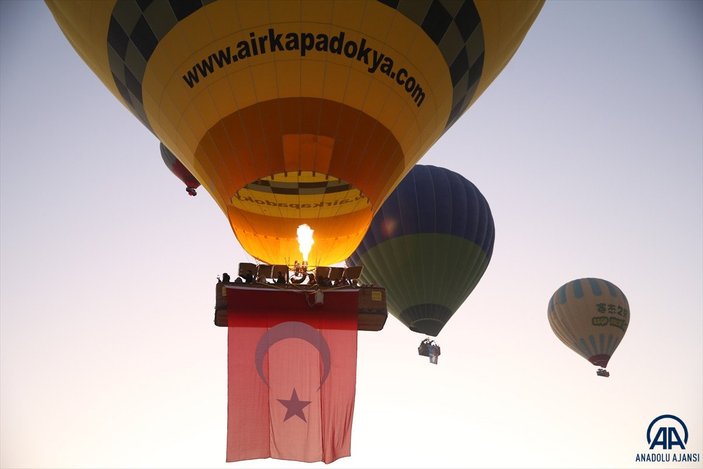 Kapadokya'da balonlar Türk bayrakları ve Atatürk posterleriyle uçtu