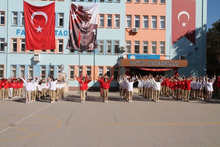 Bursa'da 300 öğrenci 'Cumhuriyet' yazdı, drone ile kaydedildi