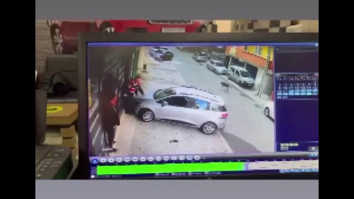 Sancaktepe'de köpekten kaçan adam otomobilin üzerine çıktı