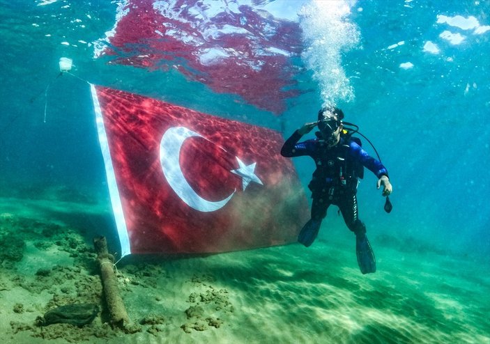 Mersin'de dalgıçlar, su altında Türk bayrağı açtı