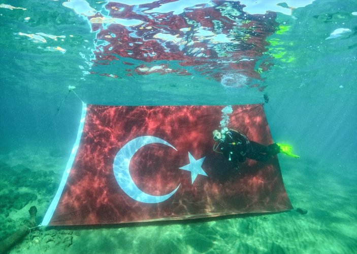 Mersin'de dalgıçlar, su altında Türk bayrağı açtı