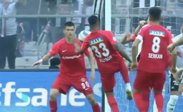 Beşiktaş'ın penaltı kazandığı pozisyon