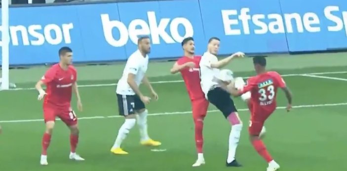 Beşiktaş'ın penaltı kazandığı pozisyon