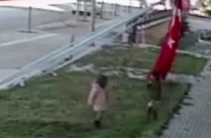 Erzurum'da iki küçük çocuk Türk bayrağını öptü