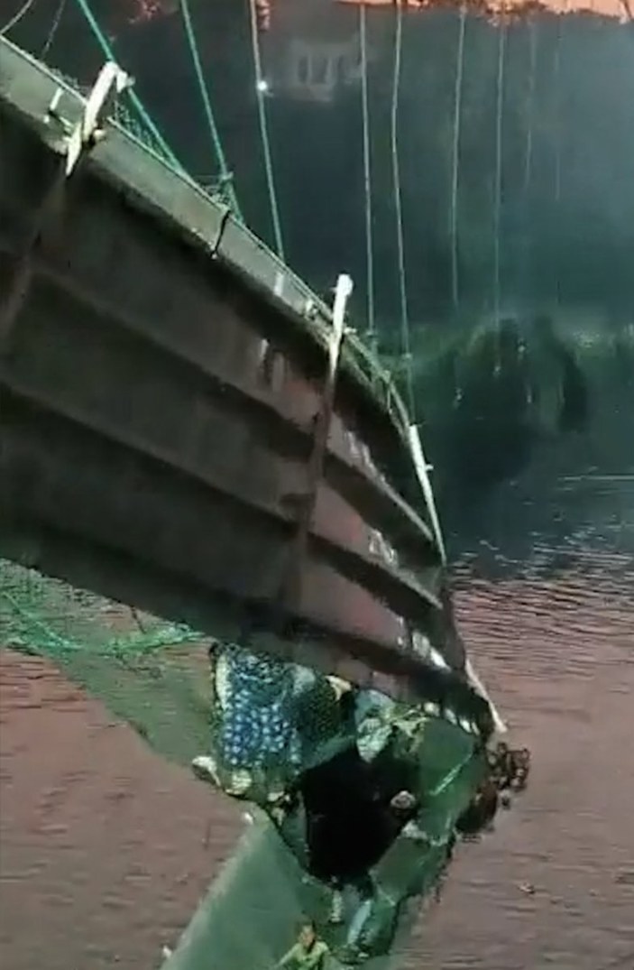 Hindistan'da köprü çöktü: Yüzlerce kişi nehre düştü