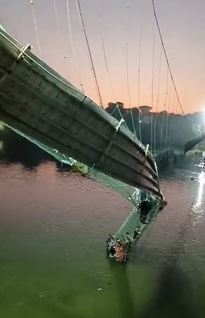 Hindistan'da köprü çöktü: Yüzlerce kişi nehre düştü