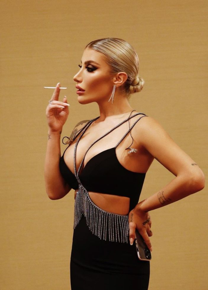 İrem Derici derin dekolteli kostümüyle mest etti! 'Taş mısın be kadın'