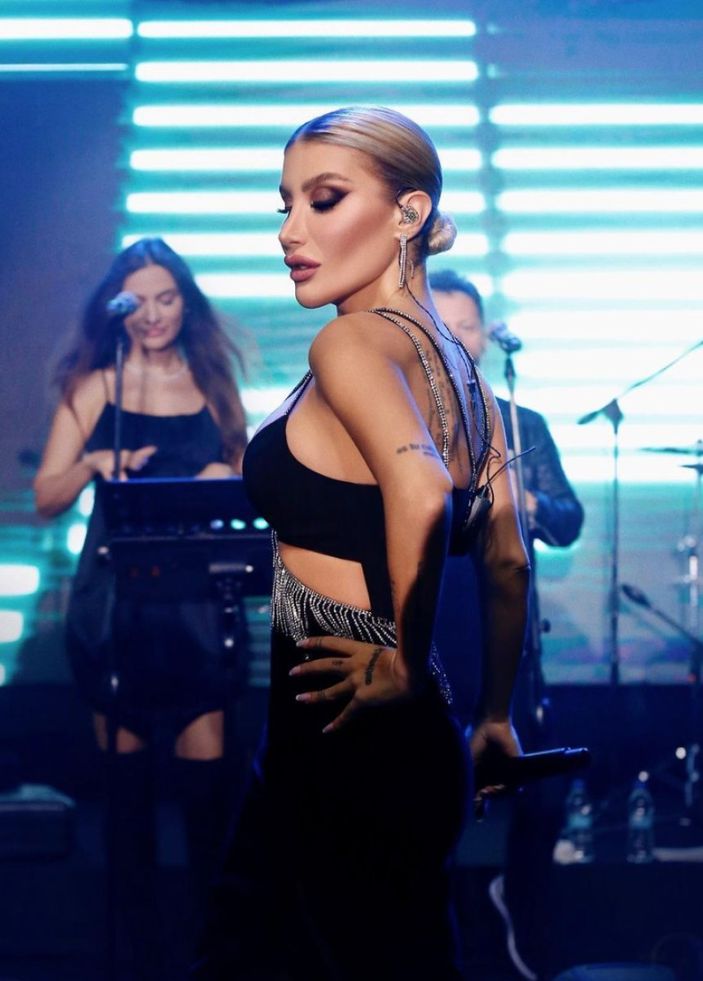 İrem Derici derin dekolteli kostümüyle mest etti! 'Taş mısın be kadın'