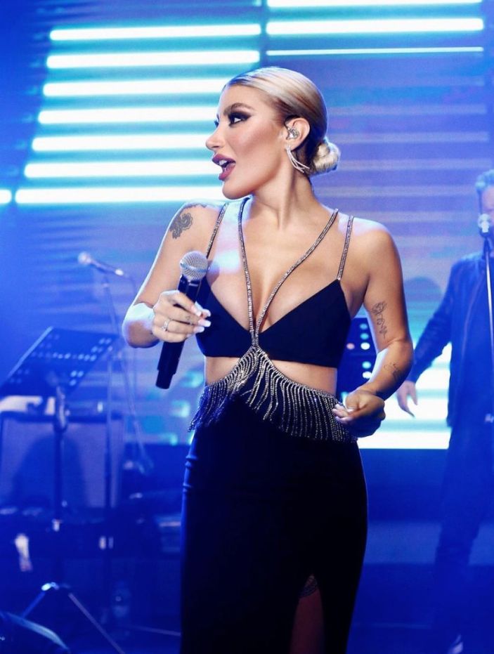 İrem Derici derin dekolteli kostümüyle mest etti! 'Taş mısın be kadın'