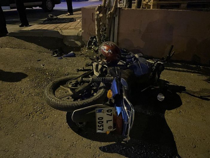 Antalya'daki kazada 14 yaşındaki motosikletli yaralandı