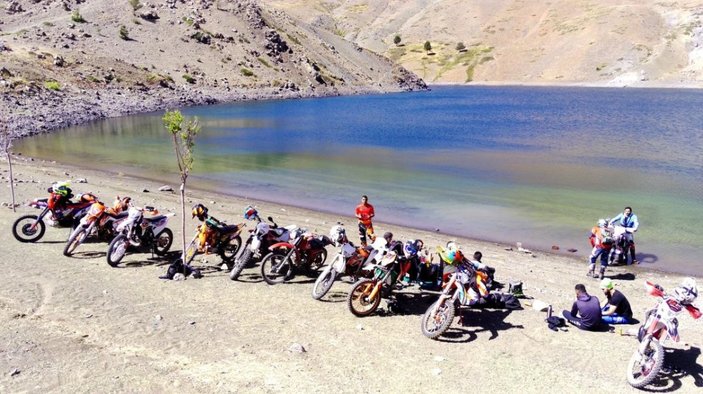 Erzincan'da motosiklet tutkunları 3 bin rakımda adrenaline doydu