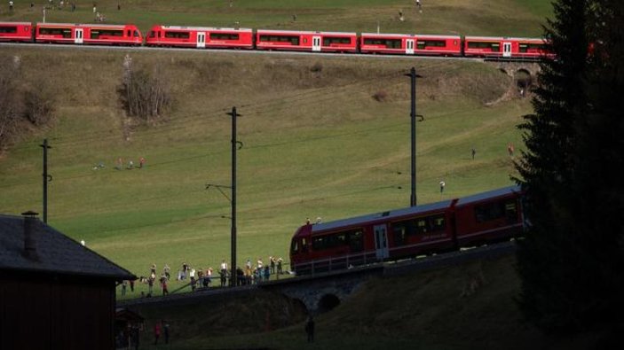 İsviçre'de dünya rekoru: En uzun yolcu treni sefer yaptı