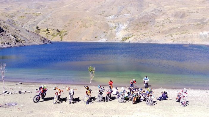 Erzincan'da motosiklet tutkunları 3 bin rakımda adrenaline doydu