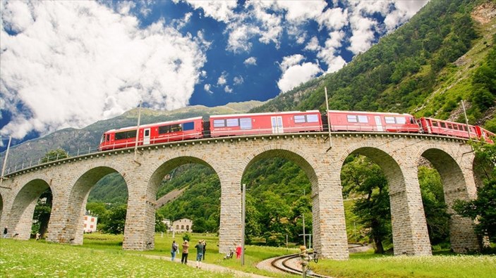 İsviçre'de dünya rekoru: En uzun yolcu treni sefer yaptı