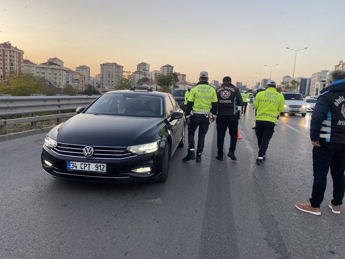 Kadıköy’de ehliyetsiz araç kullanan rap şarkıcısına ceza